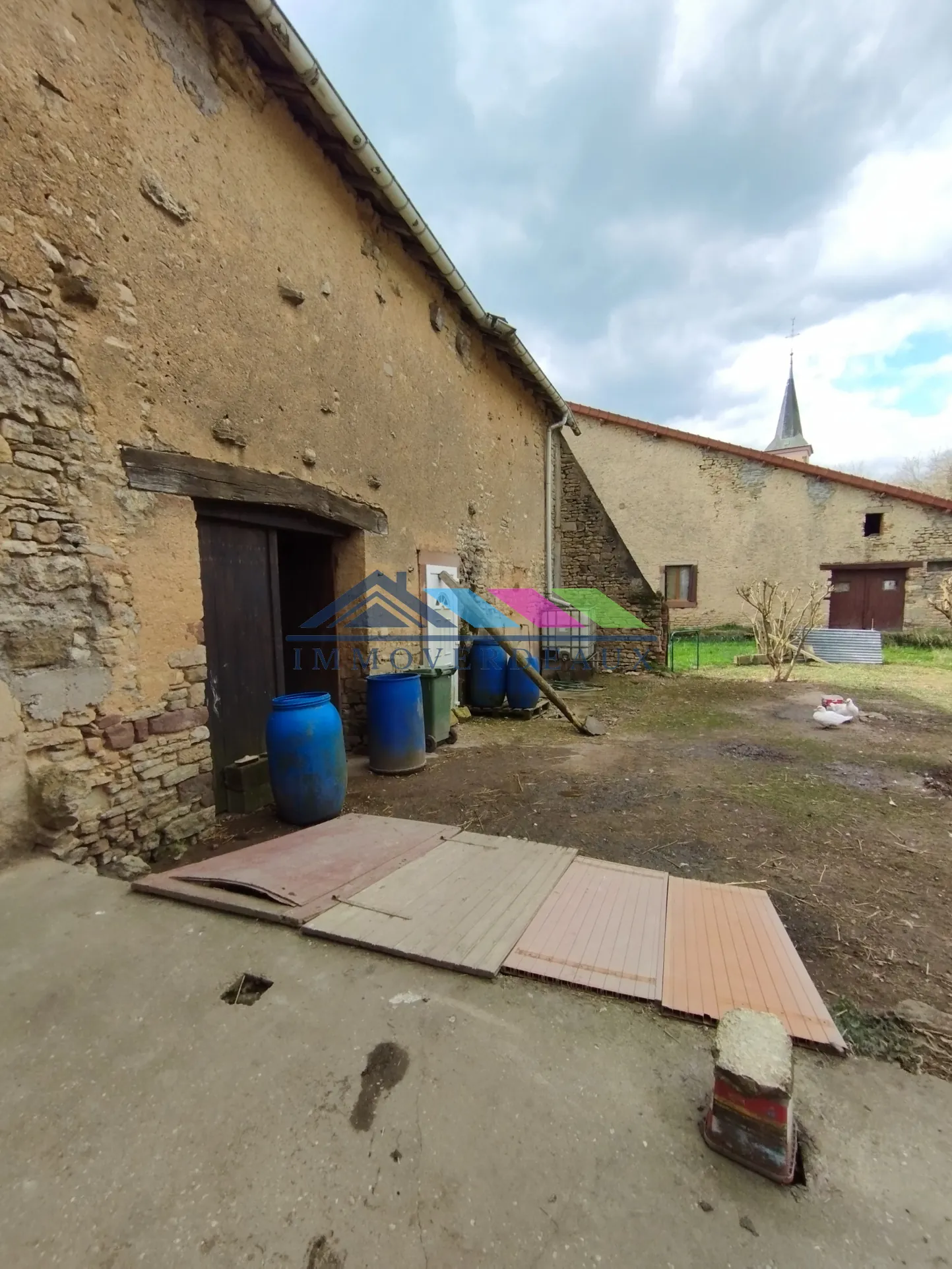 Maison à fort potentiel à Autrepierre avec terrasse et grandes pièces à rénover 