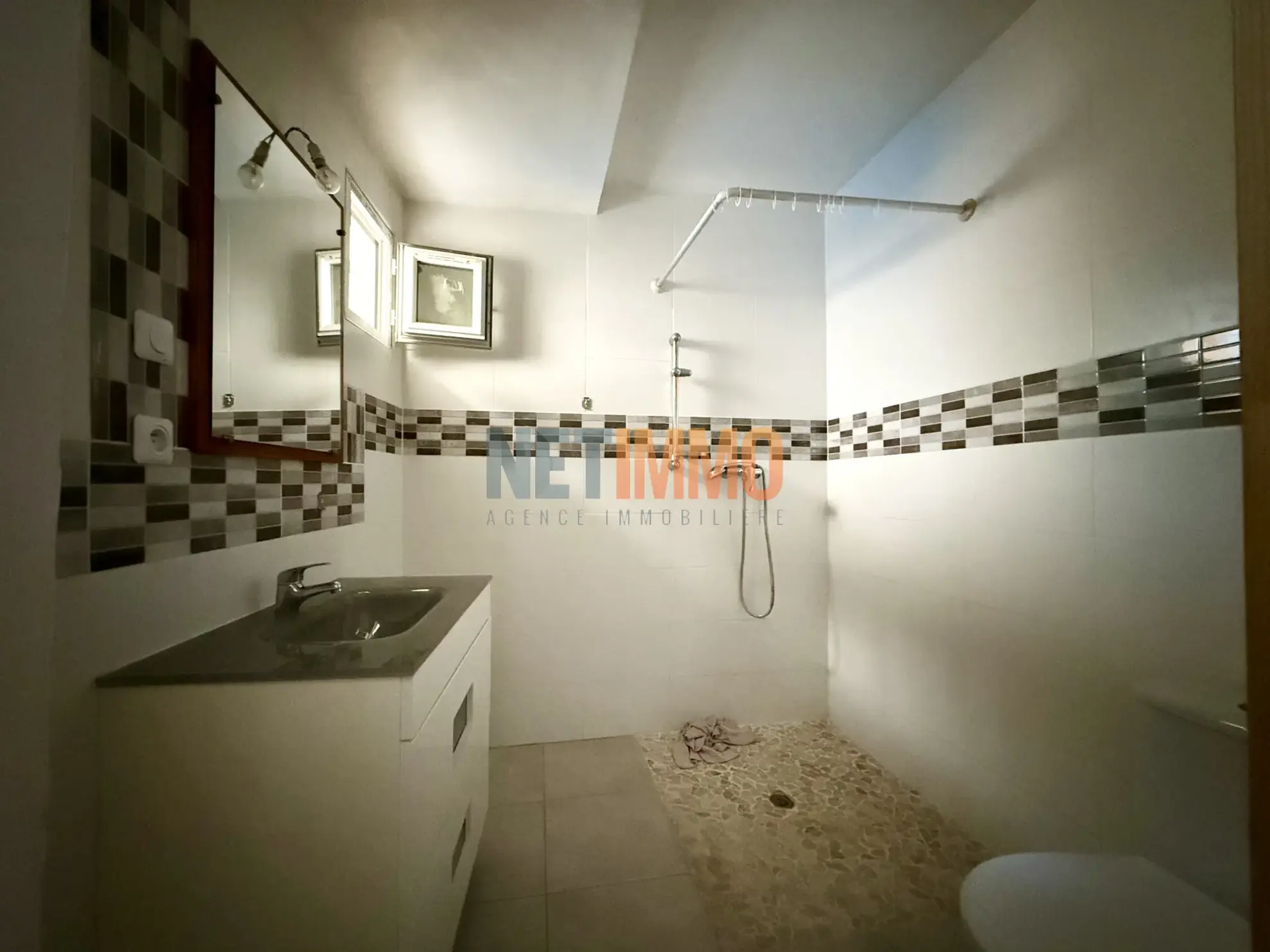 Maison de village à Beauvoisin de 110 m² avec dépendance et potentiel d'aménagement 