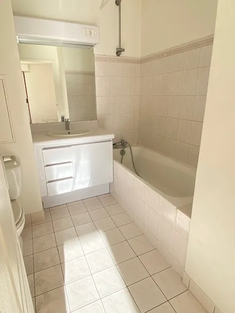 Studio lumineux à vendre à Paris 19e avec balcon et ascenseur 