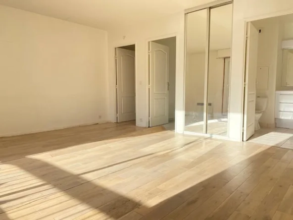 Studio lumineux à vendre à Paris 19e avec balcon et ascenseur