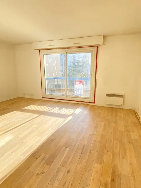 Studio lumineux à vendre à Paris 19e avec balcon et ascenseur 