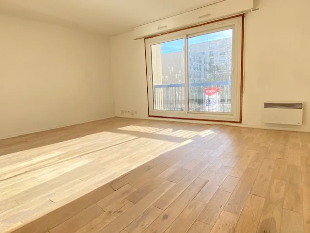 Studio lumineux à vendre à Paris 19e avec balcon et ascenseur 