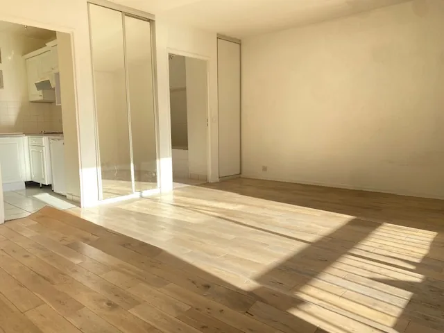 Studio lumineux à vendre à Paris 19e avec balcon et ascenseur 