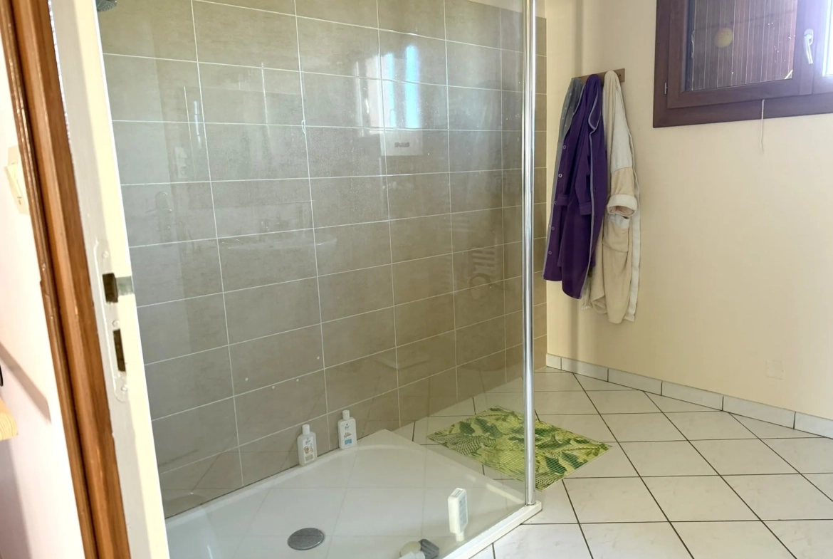 Villa lumineuse de 148 m² avec double garage à Buxeuil 