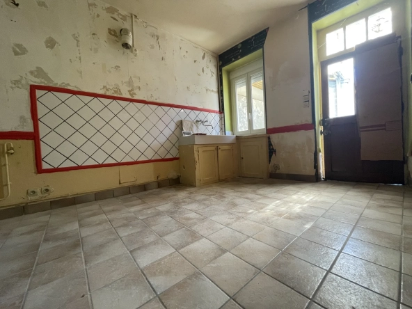 A vendre maison de 70 m² au centre de Prémery avec terrasse, proche commodités 