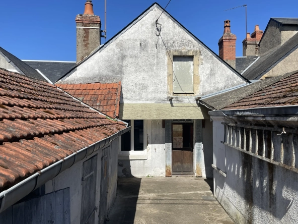 A vendre maison de 70 m² au centre de Prémery avec terrasse, proche commodités 