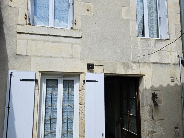Maison de Bourg en Pierre avec 3 Chambres et Garage à Le Vanneau Irleau 