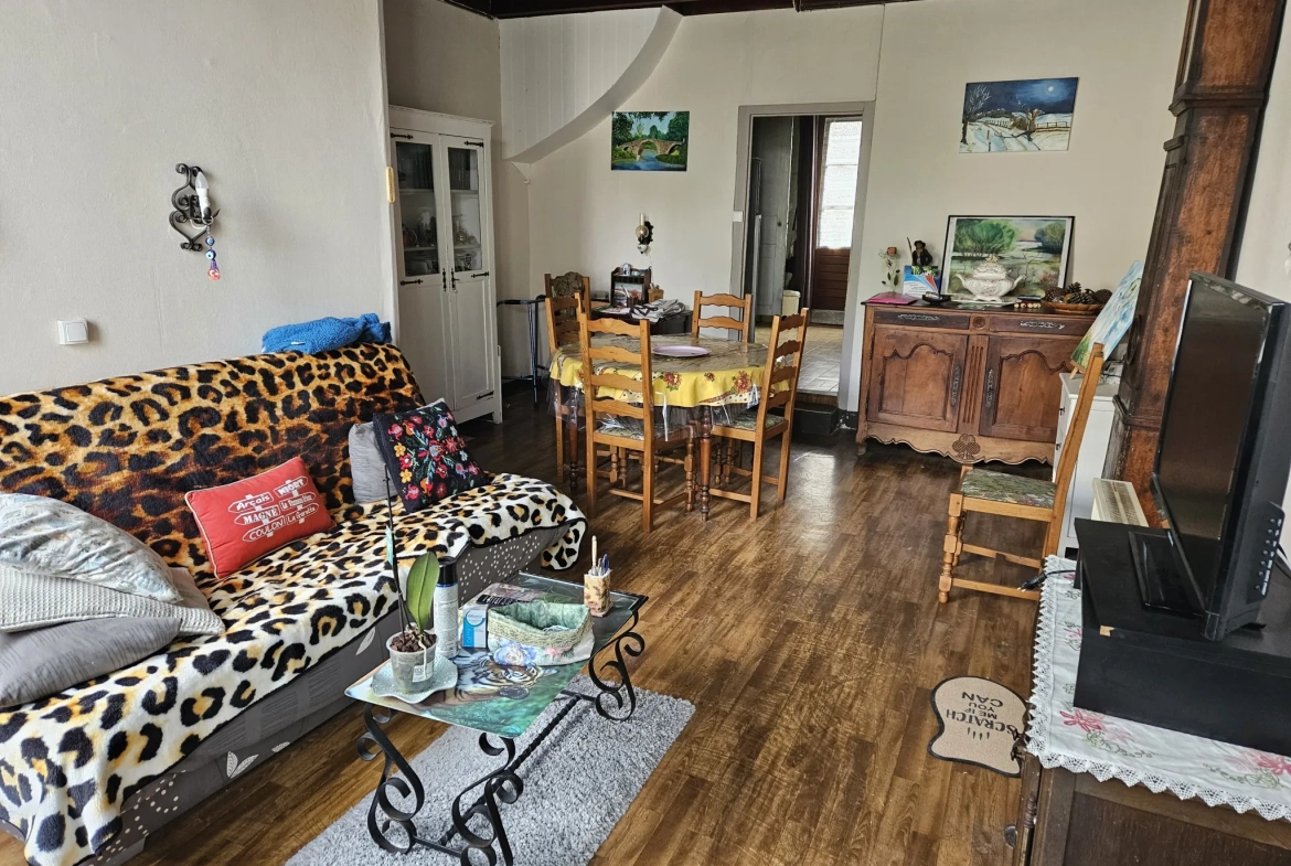 Maison de Bourg en Pierre avec 3 Chambres et Garage à Le Vanneau Irleau 