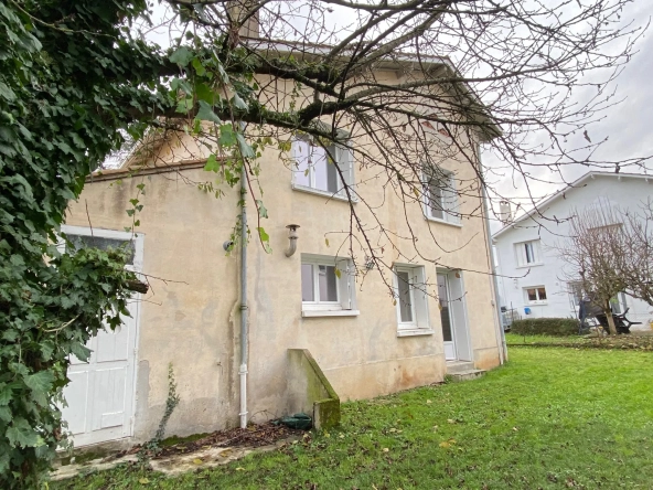 Maison à vendre à Monsempron-Libos avec 3 chambres et jardin proche des commodités 