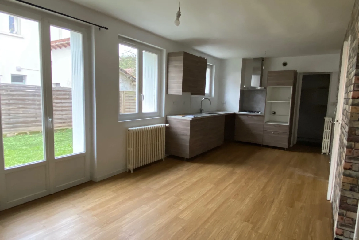 Maison à vendre à Monsempron-Libos avec 3 chambres et jardin proche des commodités 