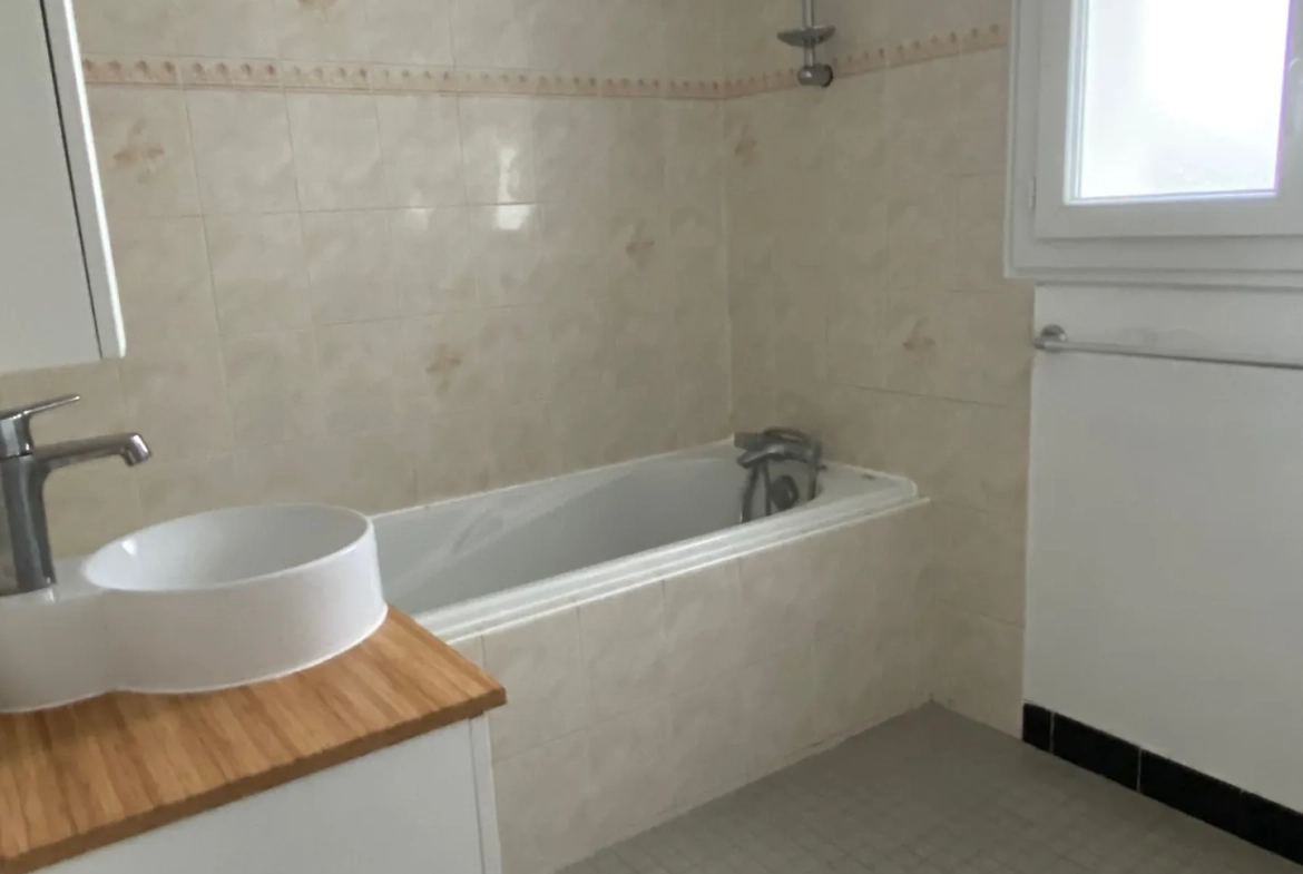 Maison à vendre à Monsempron-Libos avec 3 chambres et jardin proche des commodités 
