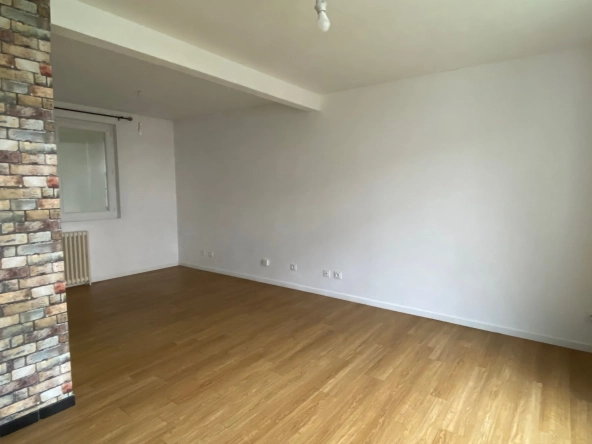 Maison à vendre à Monsempron-Libos avec 3 chambres et jardin proche des commodités 