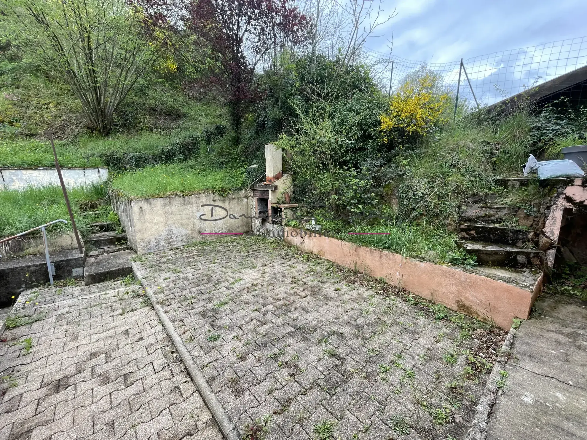 Maison de village à rénover avec deux logements à Cours la Ville 