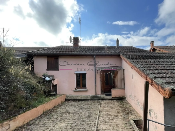 Maison de village à rénover avec deux logements à Cours la Ville
