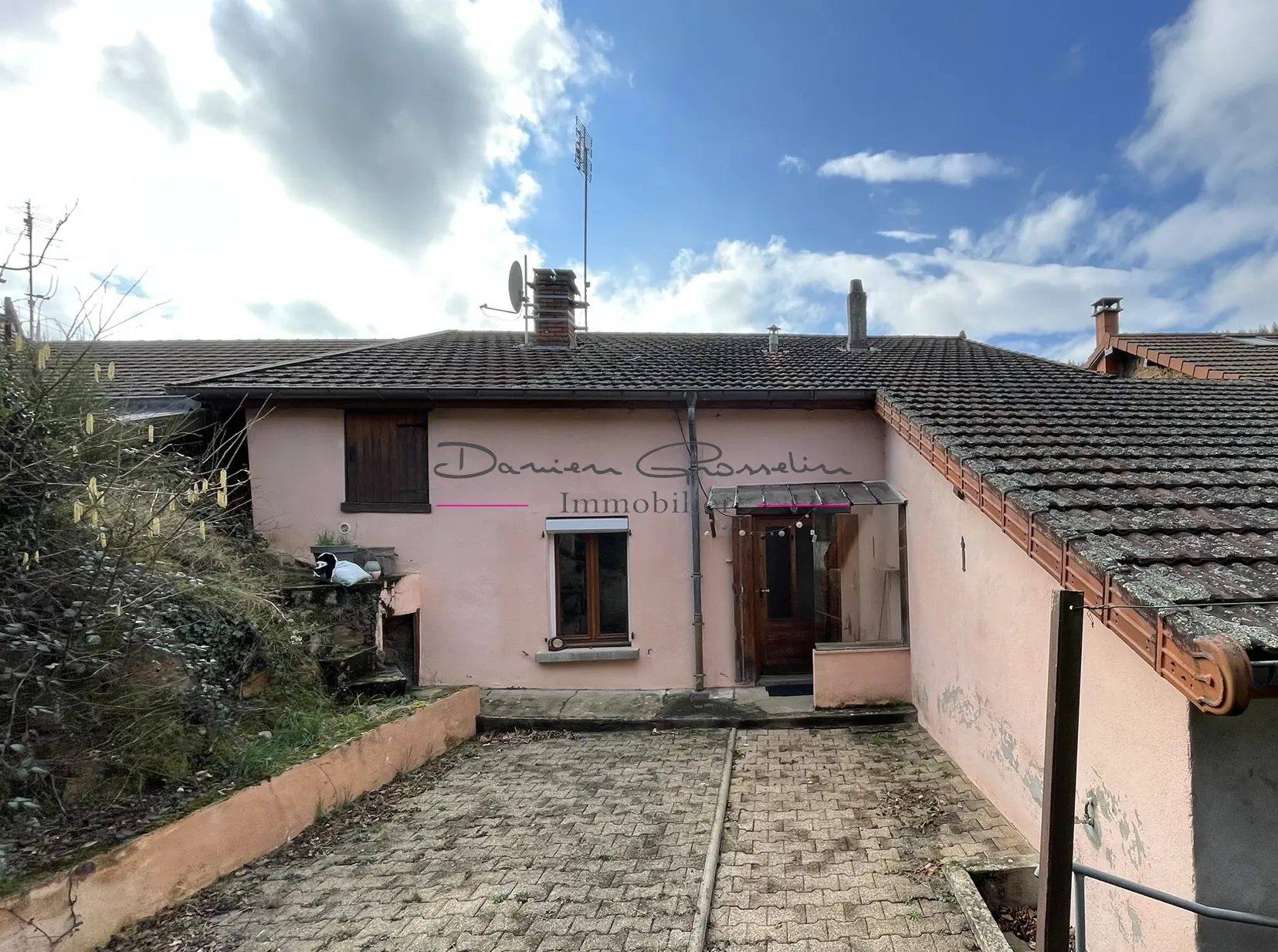 Maison de village à rénover avec deux logements à Cours la Ville 