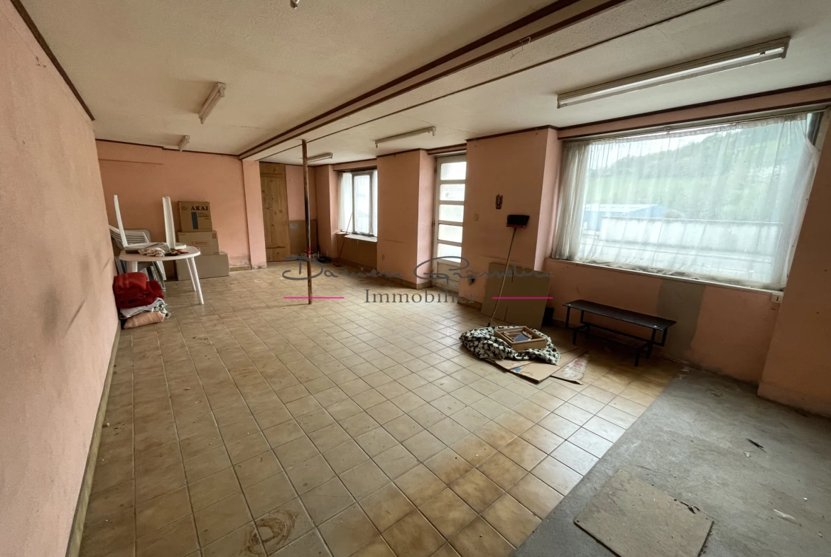Maison de village à rénover avec deux logements à Cours la Ville 