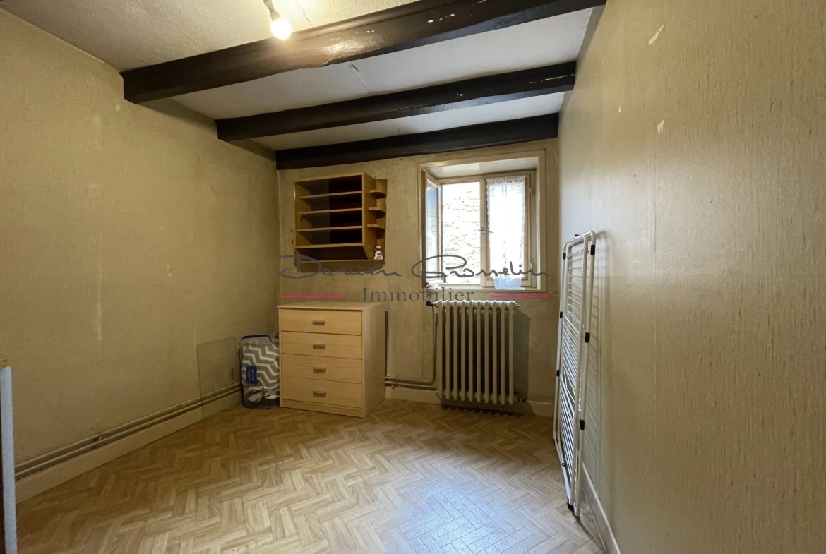 Maison de village à rénover avec deux logements à Cours la Ville 
