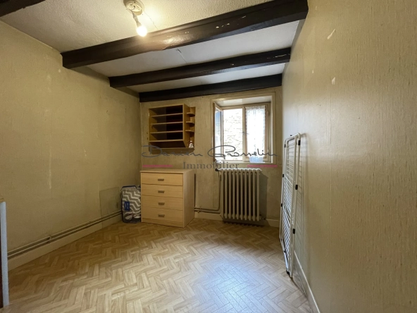 Maison de village à rénover avec deux logements à Cours la Ville 