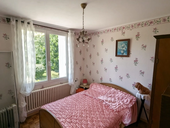 Maison familiale à Magne de 116 m² avec sous-sol et terrain arboré à vendre 
