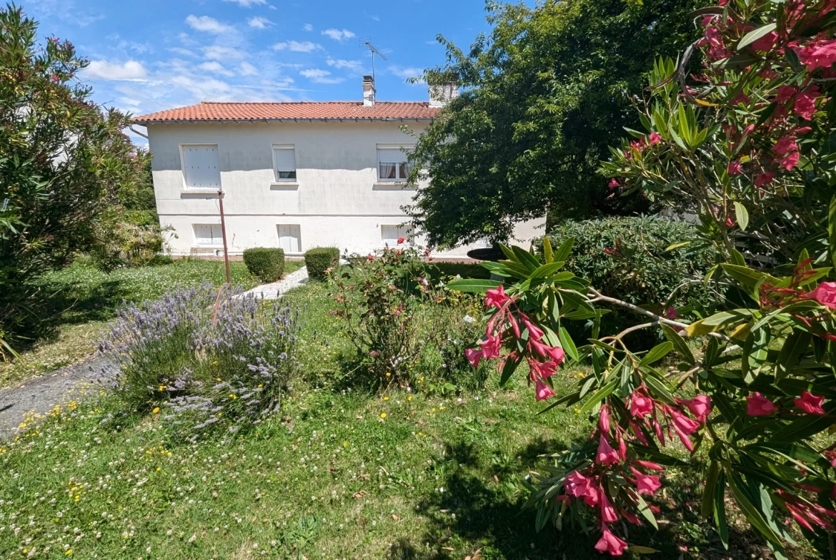 Maison familiale à Magne de 116 m² avec sous-sol et terrain arboré à vendre 