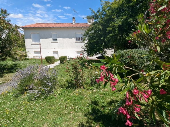 Maison familiale à Magne de 116 m² avec sous-sol et terrain arboré à vendre 