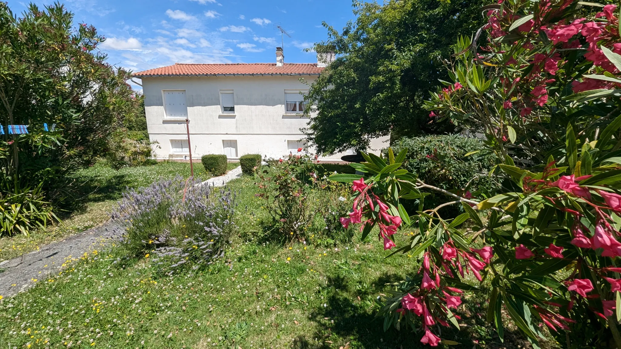 Maison familiale à Magne de 116 m² avec sous-sol et terrain arboré à vendre 