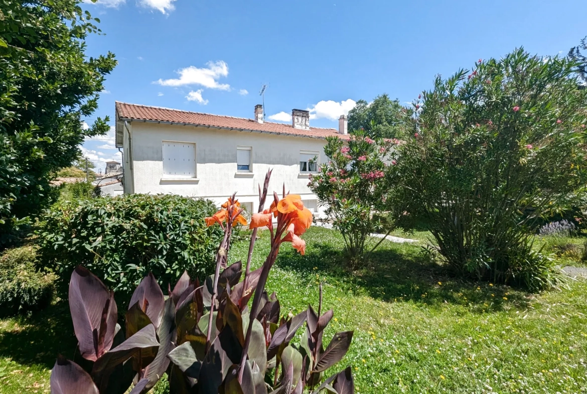 Maison familiale à Magne de 116 m² avec sous-sol et terrain arboré à vendre 