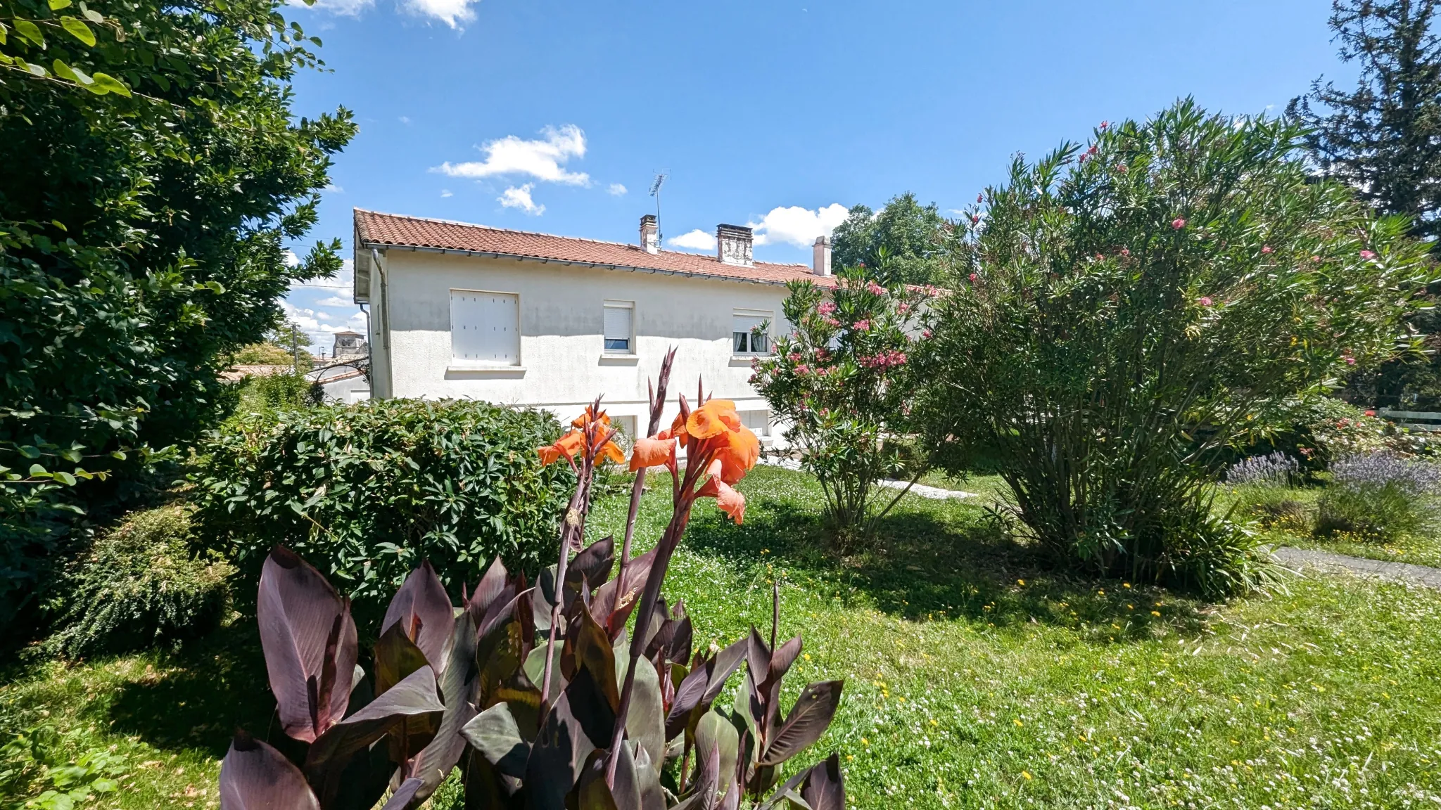 Maison familiale à Magne de 116 m² avec sous-sol et terrain arboré à vendre 