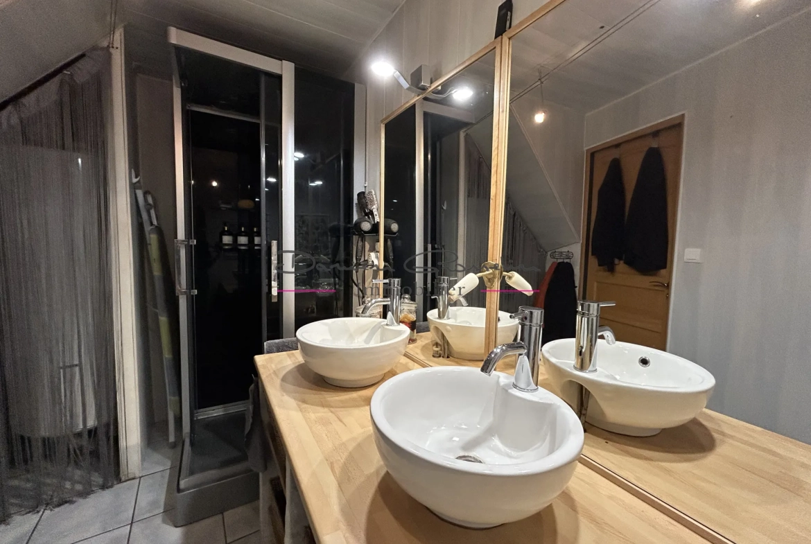 Maison à vendre de 145 m² avec jardin à Croizet-sur-Gand en Loire 