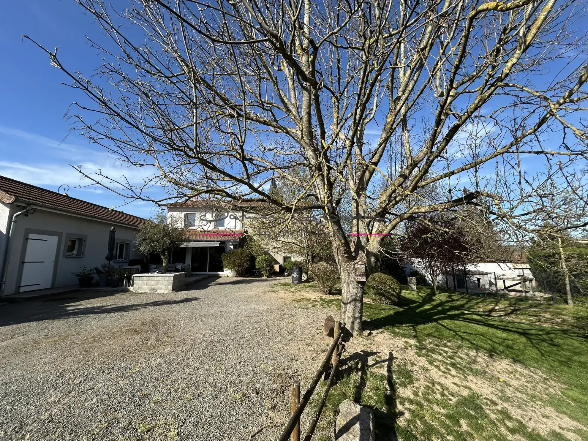 Maison à vendre de 145 m² avec jardin à Croizet-sur-Gand en Loire 