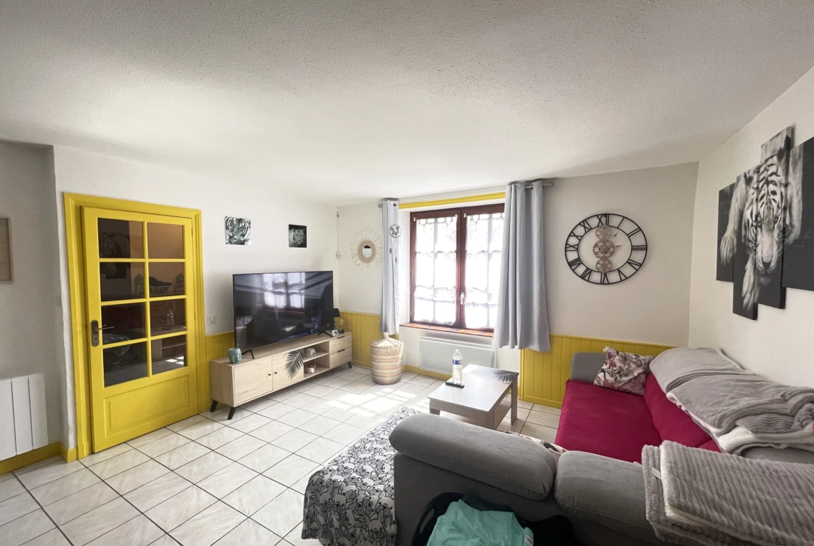Maison de village rénovée à Pleaux, 2 chambres, cave et proche commodités 