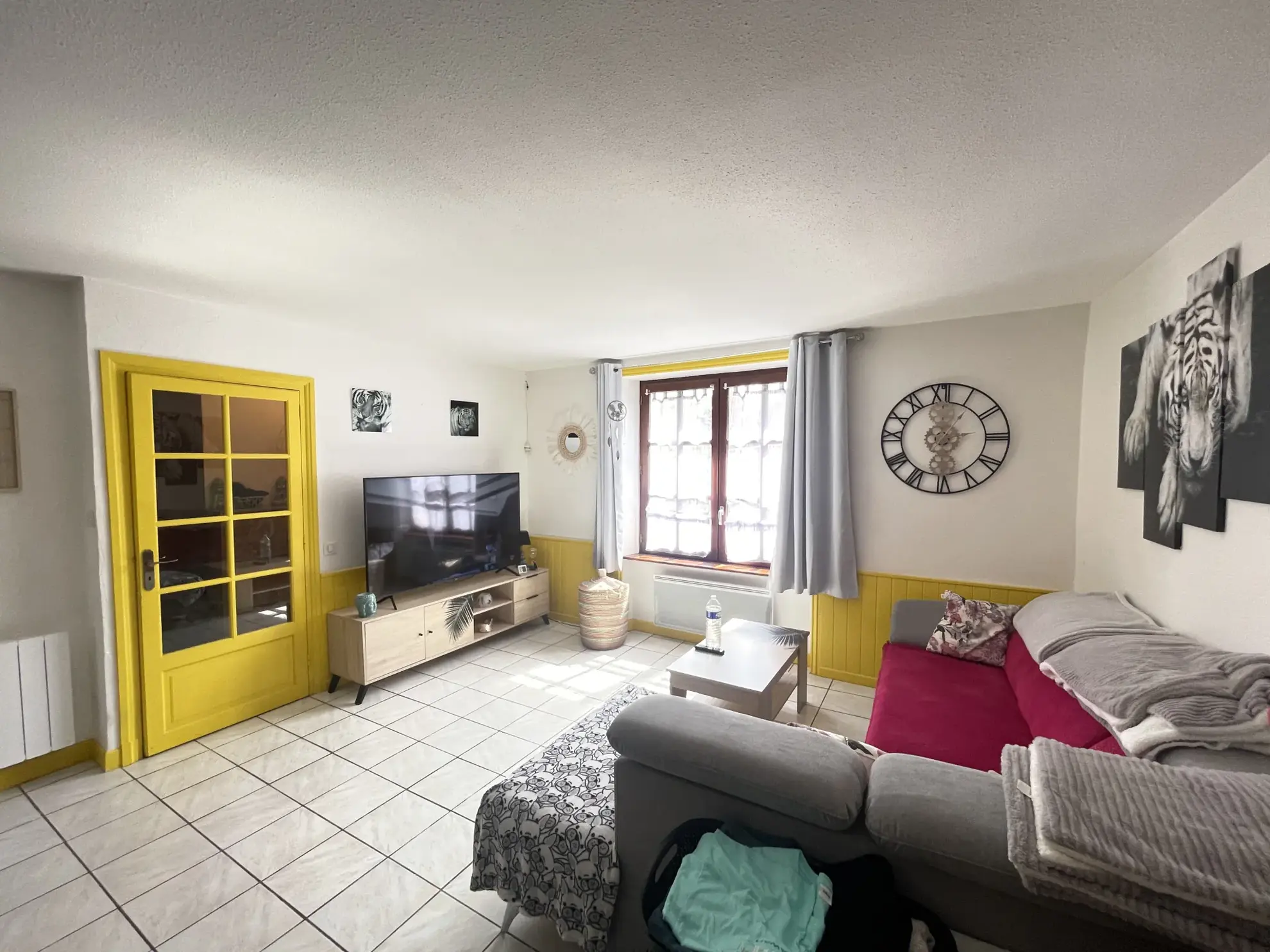 Maison de village rénovée à Pleaux, 2 chambres, cave et proche commodités 