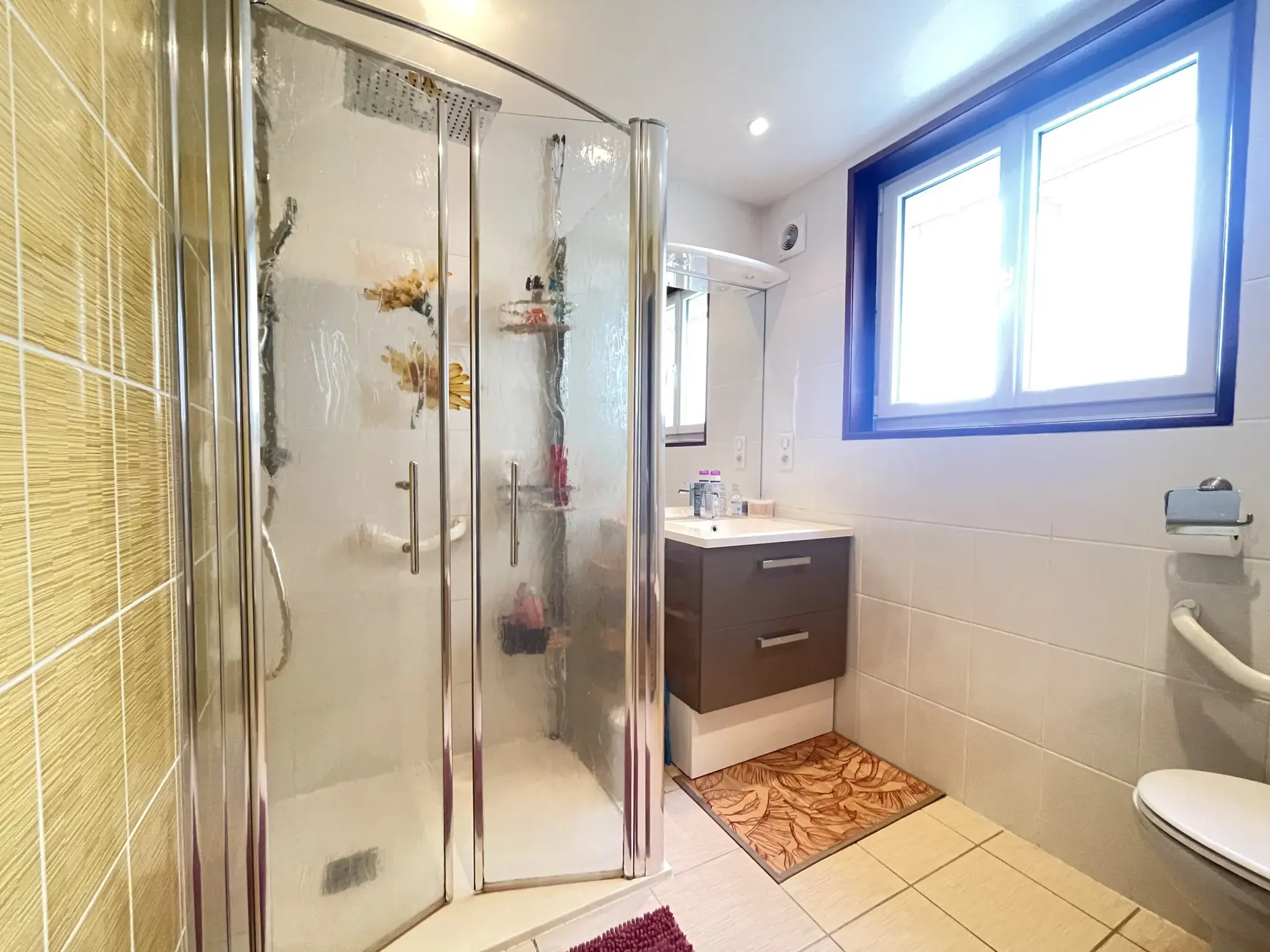 Maison de village rénovée à Pleaux, 2 chambres, cave et proche commodités 