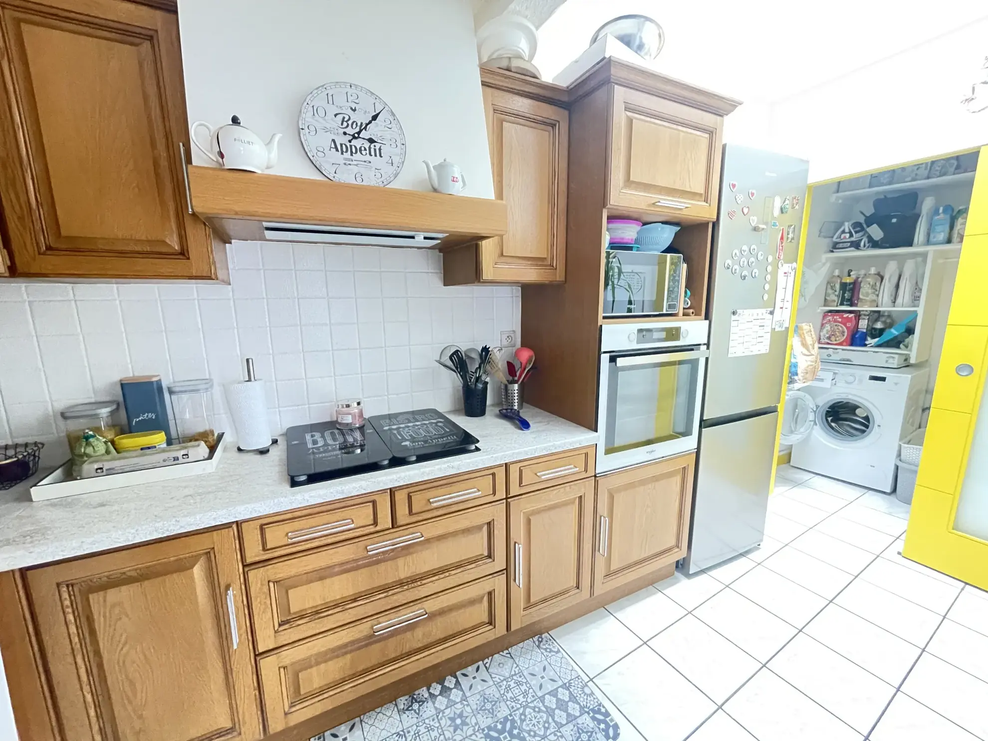 Maison de village rénovée à Pleaux, 2 chambres, cave et proche commodités 