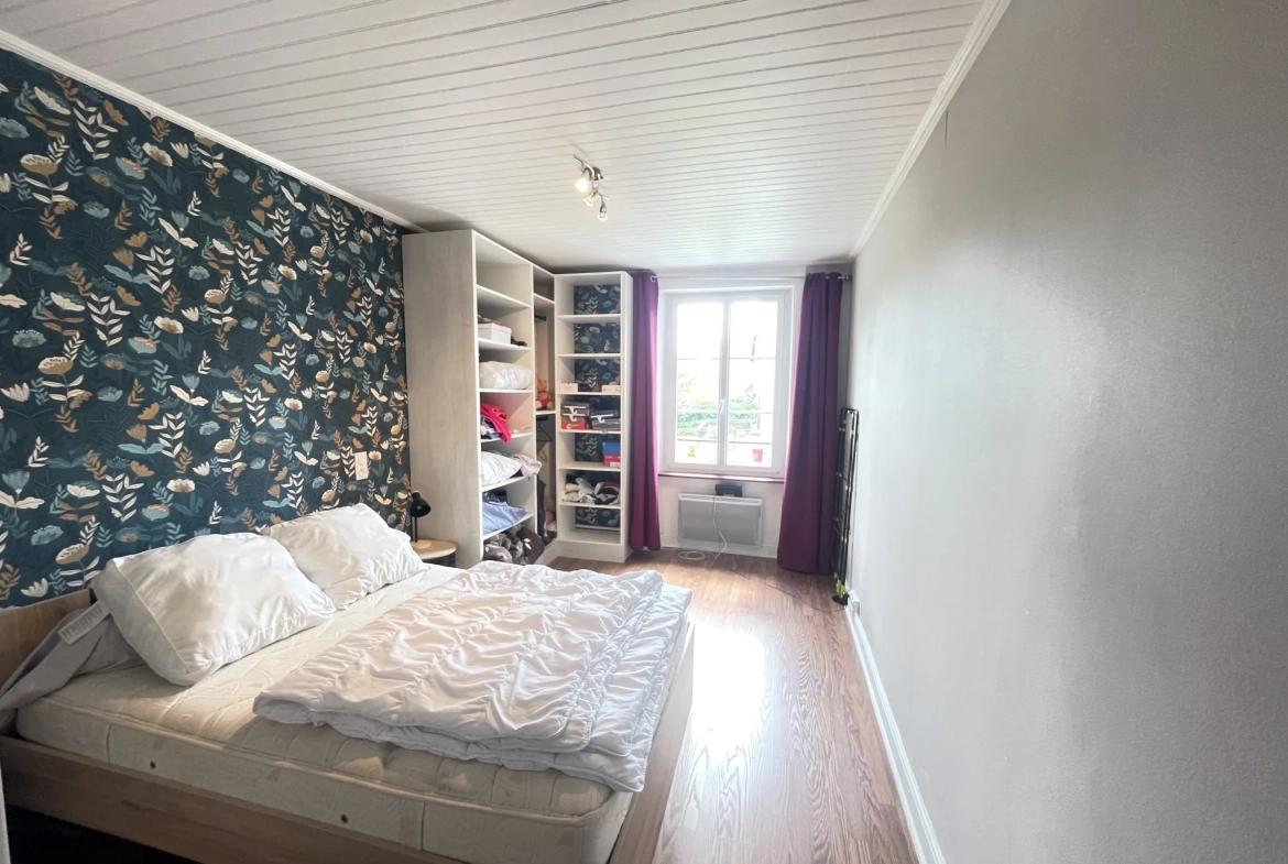 Maison de village rénovée à Pleaux, 2 chambres, cave et proche commodités 
