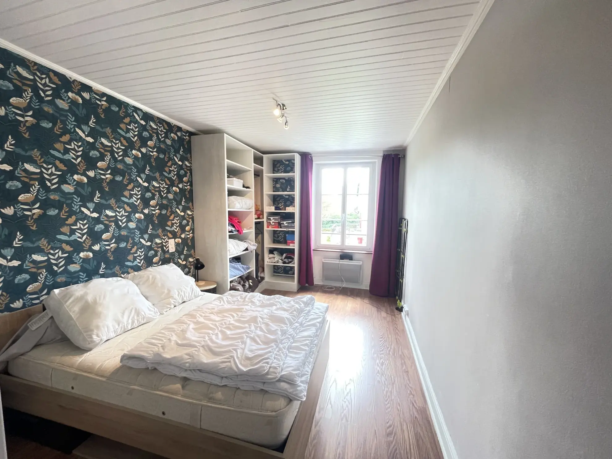 Maison de village rénovée à Pleaux, 2 chambres, cave et proche commodités 
