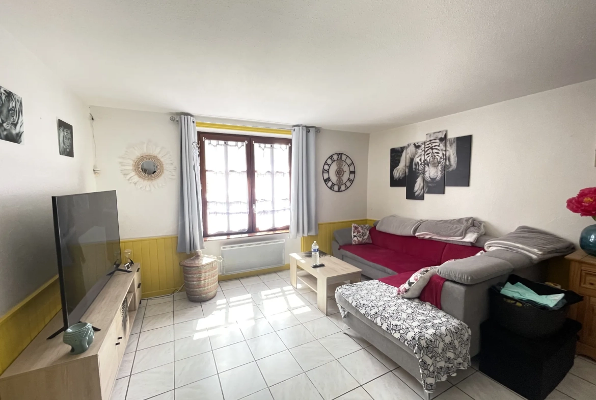 Maison de village rénovée à Pleaux, 2 chambres, cave et proche commodités 