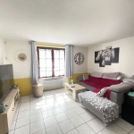 Maison de village rénovée à Pleaux, 2 chambres, cave et proche commodités