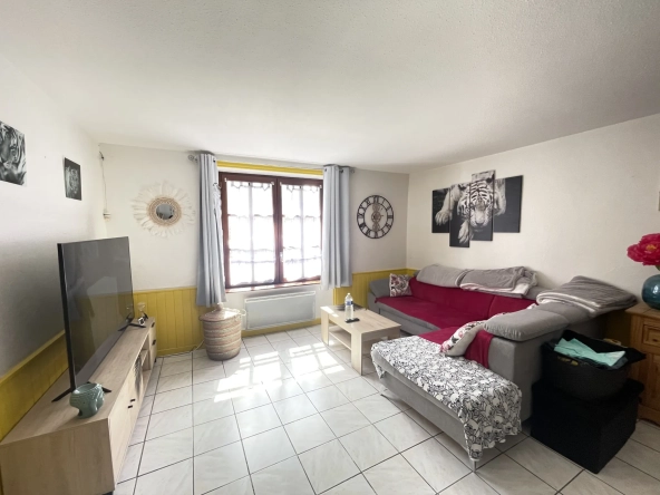Maison de village rénovée à Pleaux, 2 chambres, cave et proche commodités