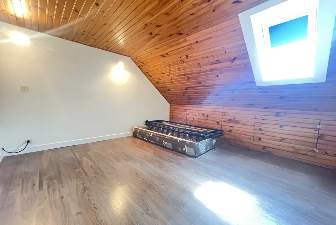 Maison de village rénovée à Pleaux, 2 chambres, cave et proche commodités 