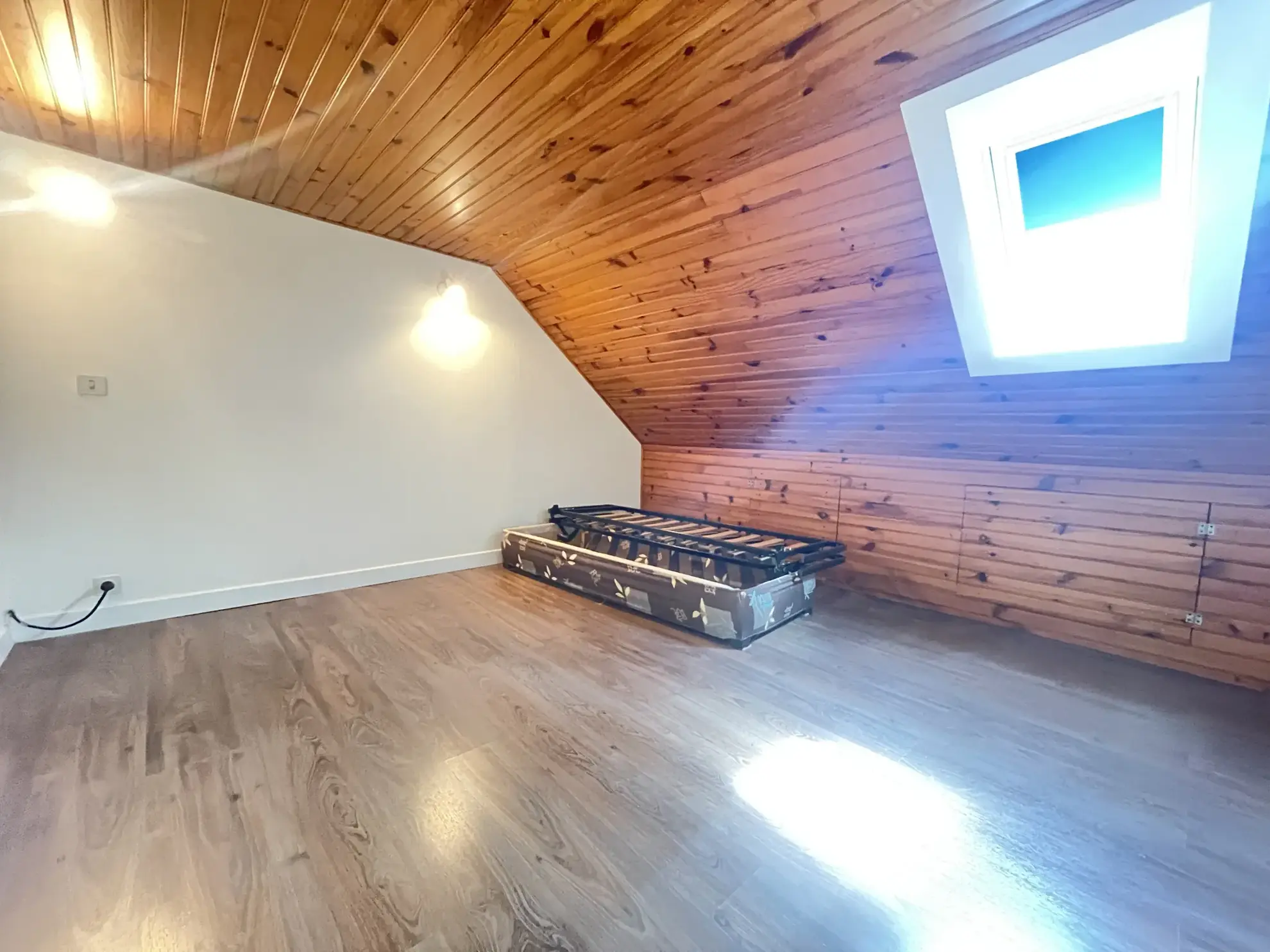 Maison de village rénovée à Pleaux, 2 chambres, cave et proche commodités 