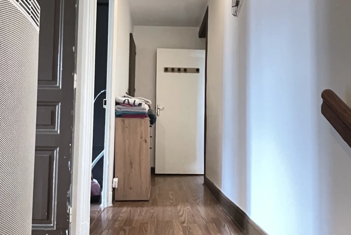 Maison de village rénovée à Pleaux, 2 chambres, cave et proche commodités 