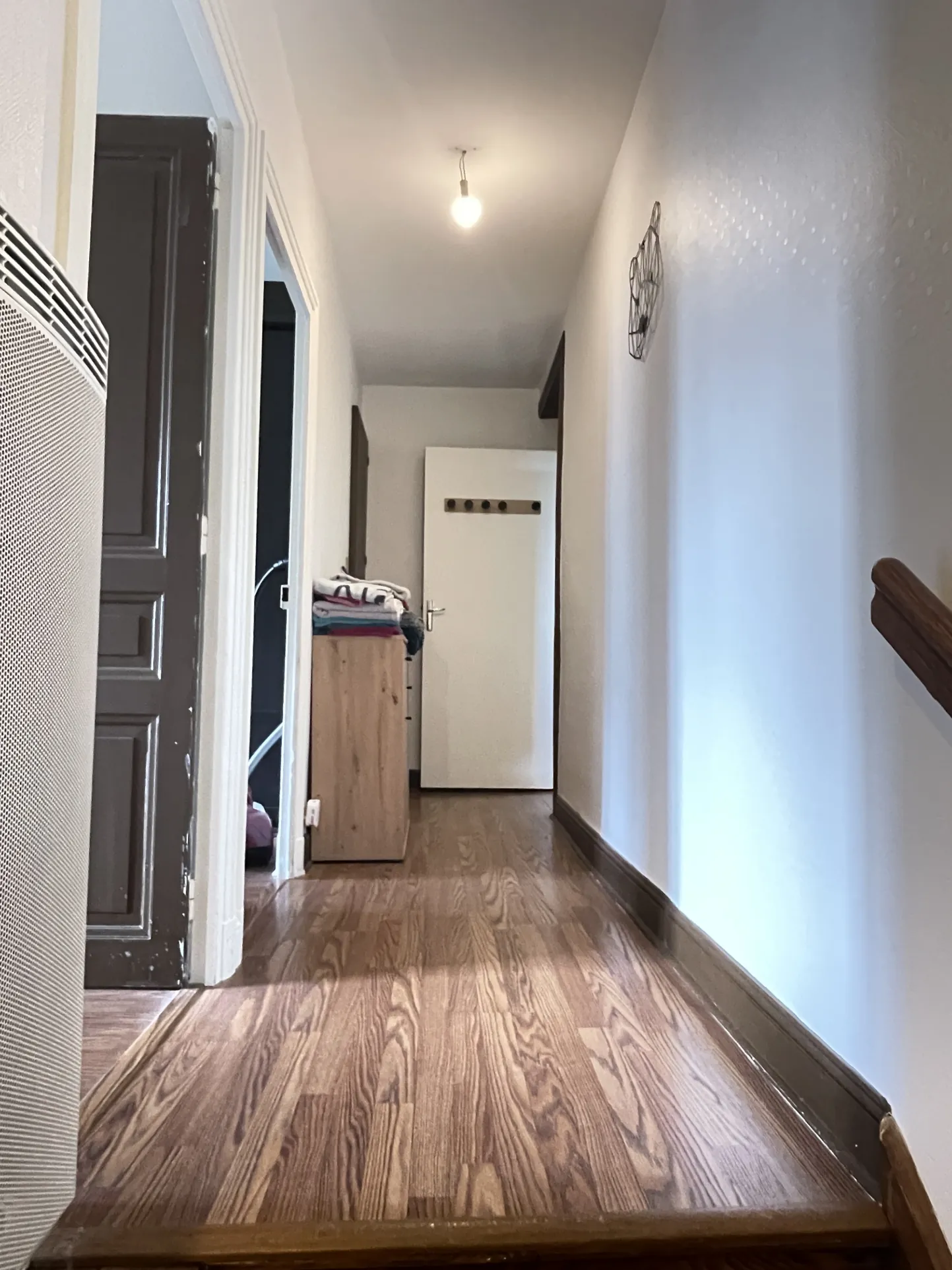Maison de village rénovée à Pleaux, 2 chambres, cave et proche commodités 