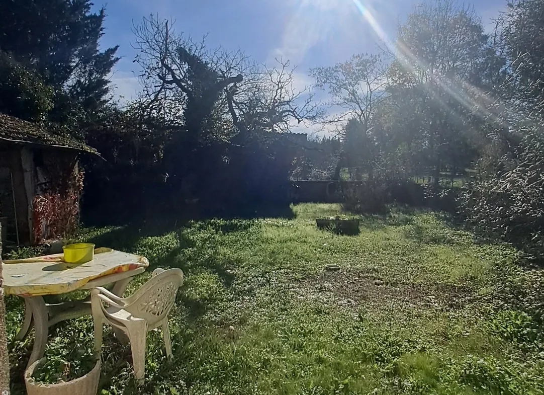 Maison de village à rénover dans le Gers avec terrains et garage 