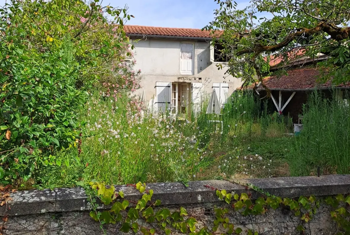 Maison de village à rénover dans le Gers avec terrains et garage 