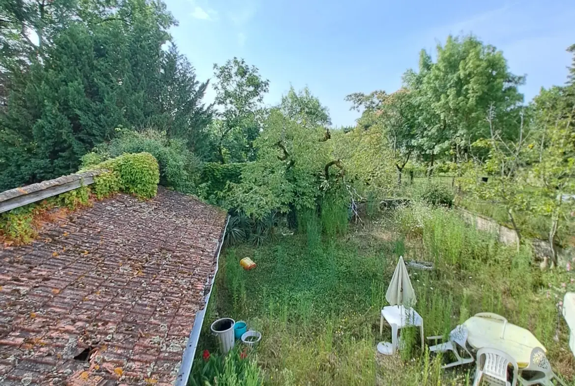 Maison de village à rénover dans le Gers avec terrains et garage 