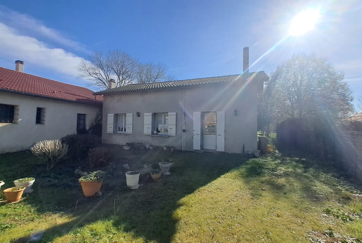 Maison de village à rénover dans le Gers avec terrains et garage 