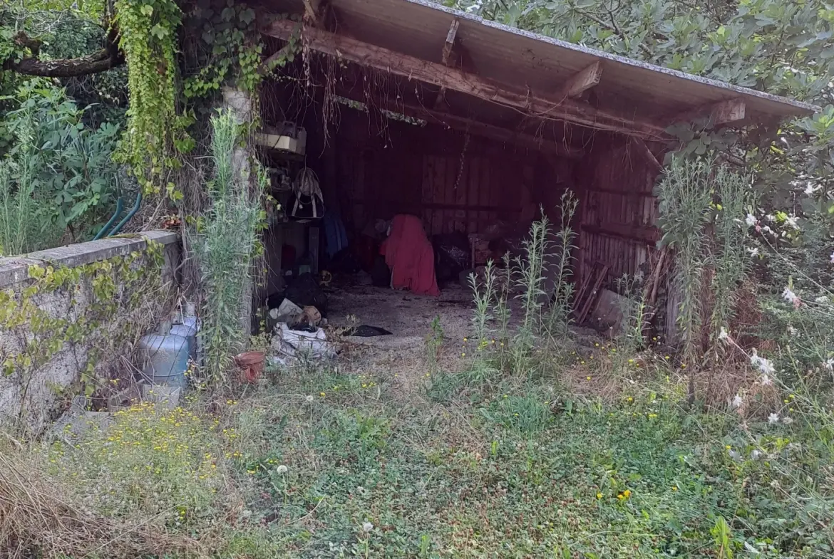 Maison de village à rénover dans le Gers avec terrains et garage 