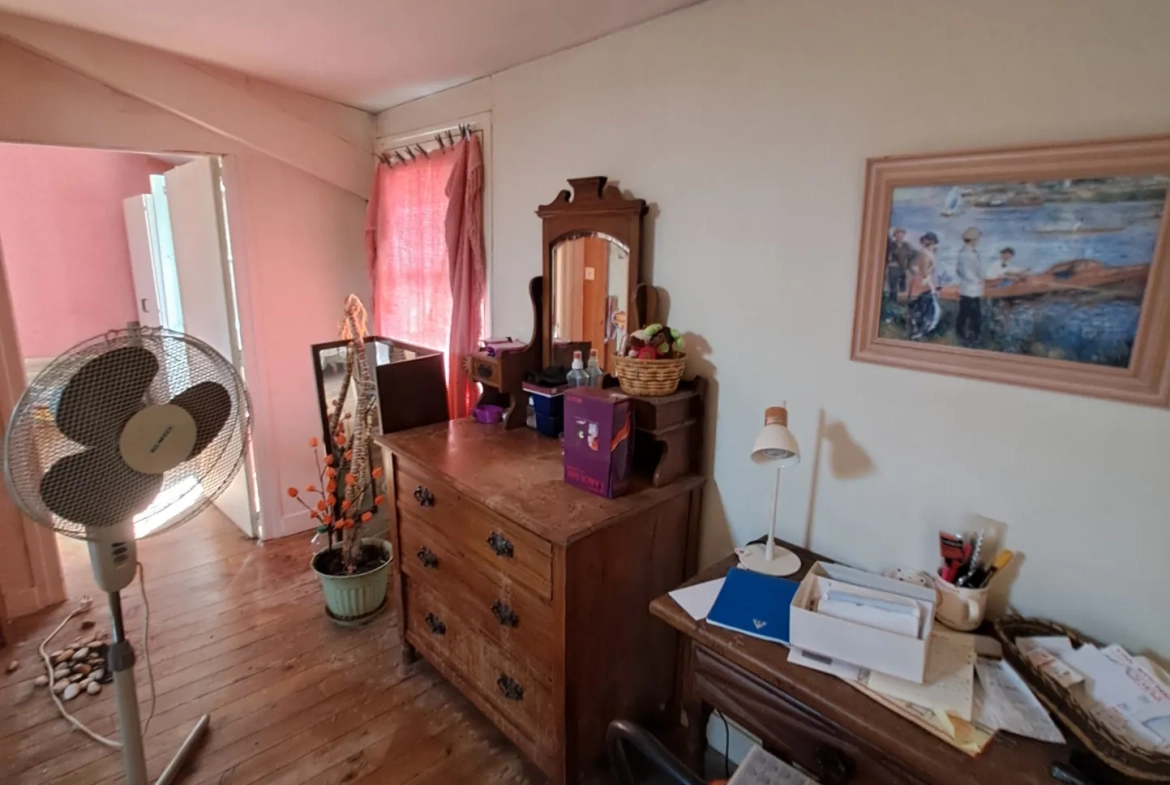 Maison de village à rénover dans le Gers avec terrains et garage 