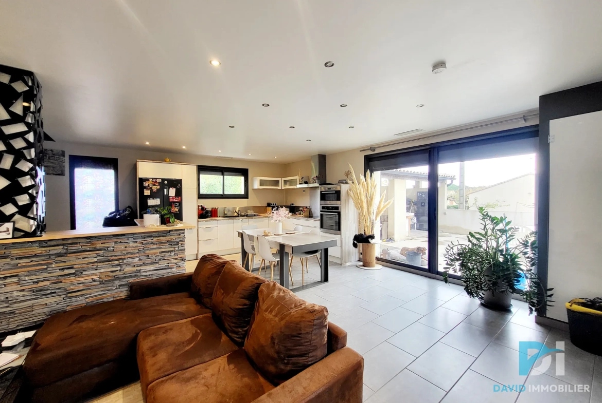 Villa à Montblanc de 92 m² avec combles aménagés, proche commodités 